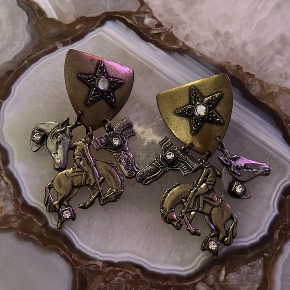 Vintage Country Western Sheriff’s Badge Charm EARRINGS-Boutique - Picture 3 of 6